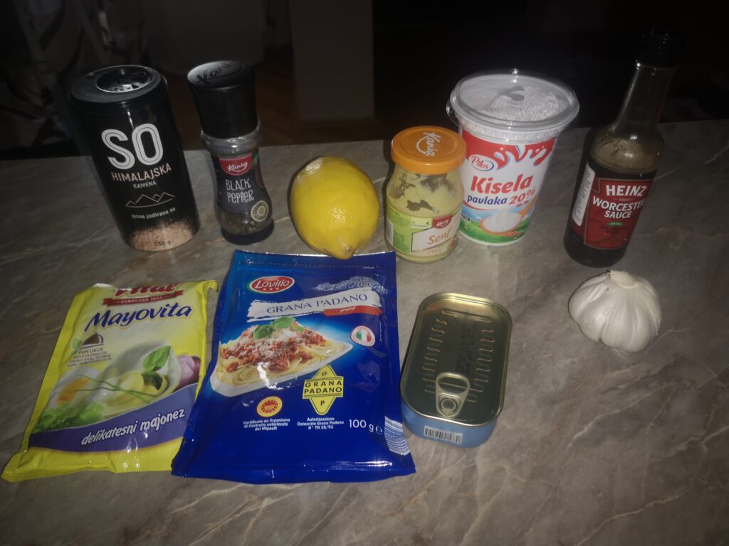 Cezar salata - broj 1 obrok salata 1 Sastojci za Cezar preliv