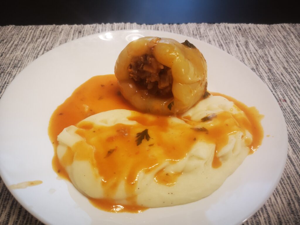 Punjene paprike 5 Servirane punjene paprike sa pireom