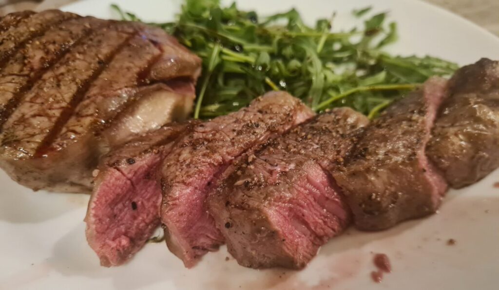 Savršen biftek iz tiganja 2 Medium rare biftek isečen vertikalno.